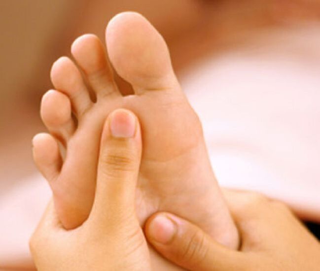 A fungal infection manifests itself mainly with peeling skin on the feet and itching. 