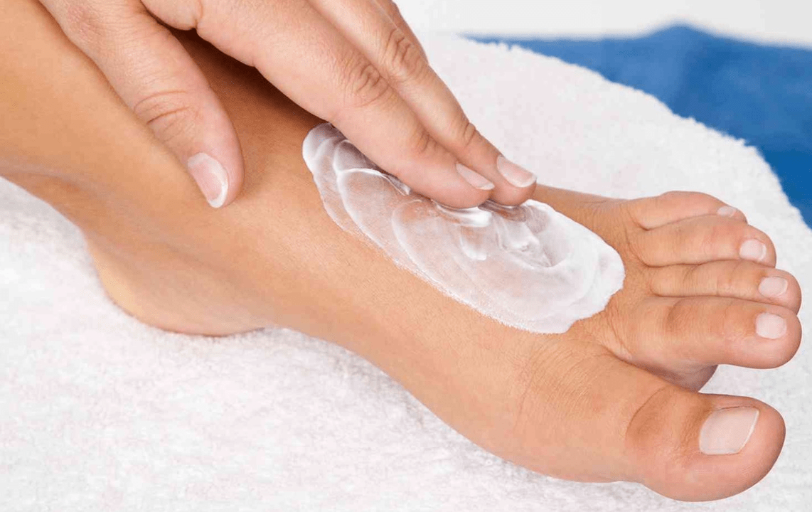 apply an ointment against fungus on the feet