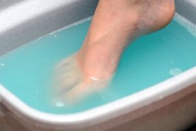 Baths with apple cider vinegar for the treatment of the mushroom on the legs